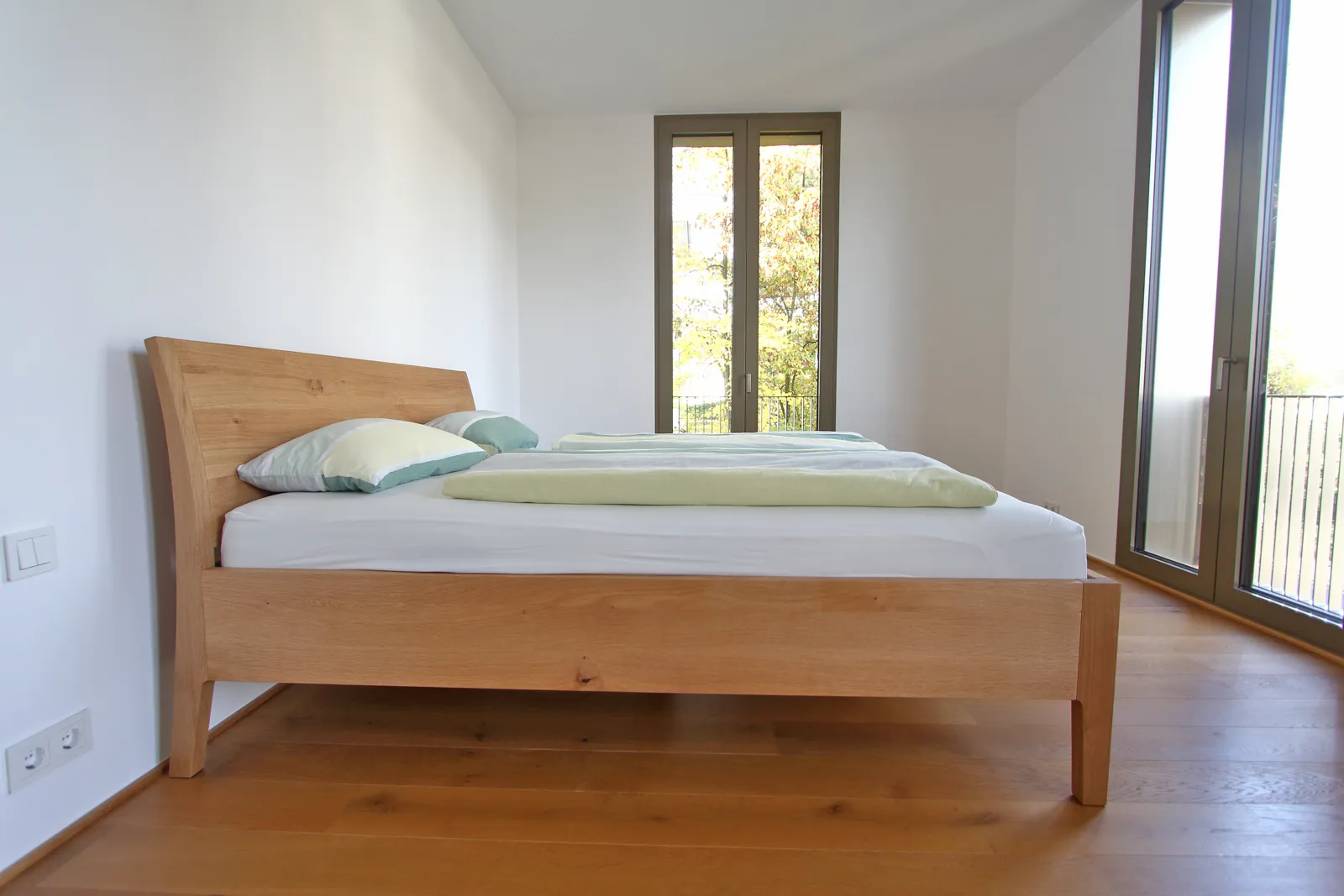 matalia-bett-eiche-filigran_mit_geschwungenem_kopfteil-3